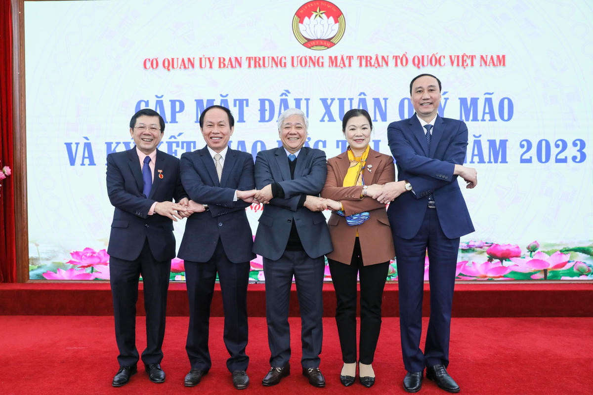 Ban Thường trực UBTƯ MTTQ Việt Nam chụp ảnh lưu niệm với ông Lê Tiến Châu.