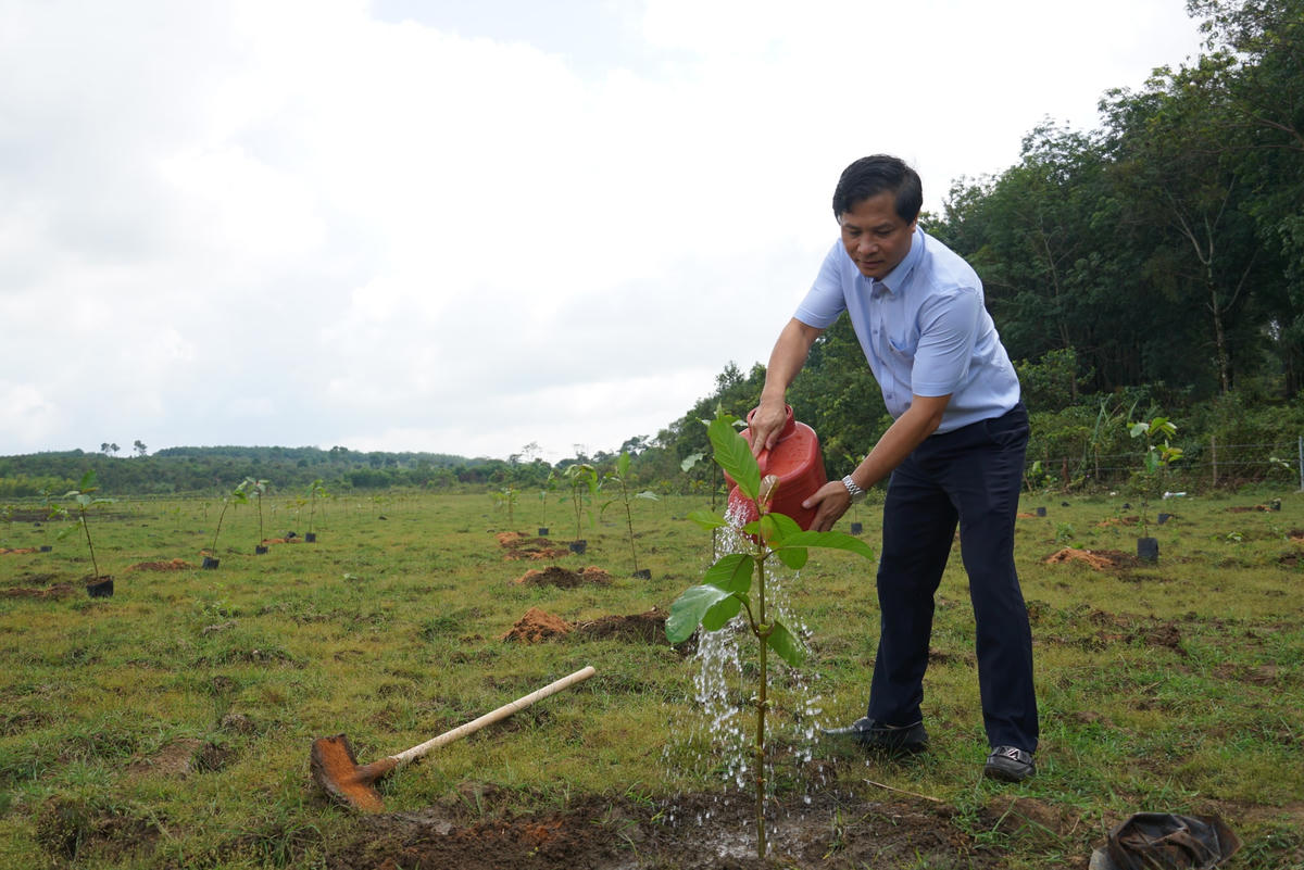 Nhà báo Nguyễn Công Vinh - Phó Trưởng văn phòng đại diện Hội Nhà báo Việt Nam tại TP Hồ Chí Minh khẳng định đây là hoạt động thiết thực nâng cao ý nghĩa về bảo vệ rừng bền vững. Ảnh: Mạnh Thìn. 