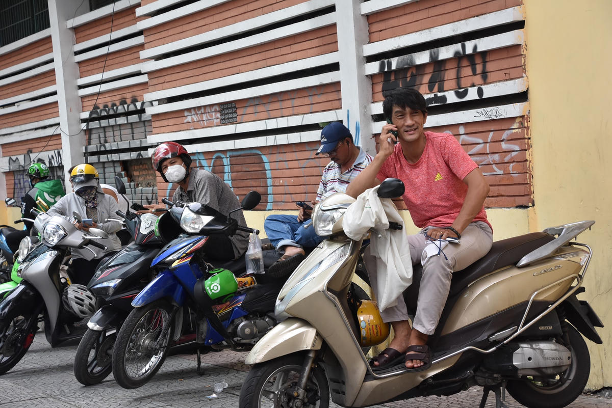 Do môn Toán chỉ có thời gian làm bài 90 phút, do đó nhiều phụ huynh đã chọn "đội nắng" ở lại đợi con hoàn thành xong bài thi. 