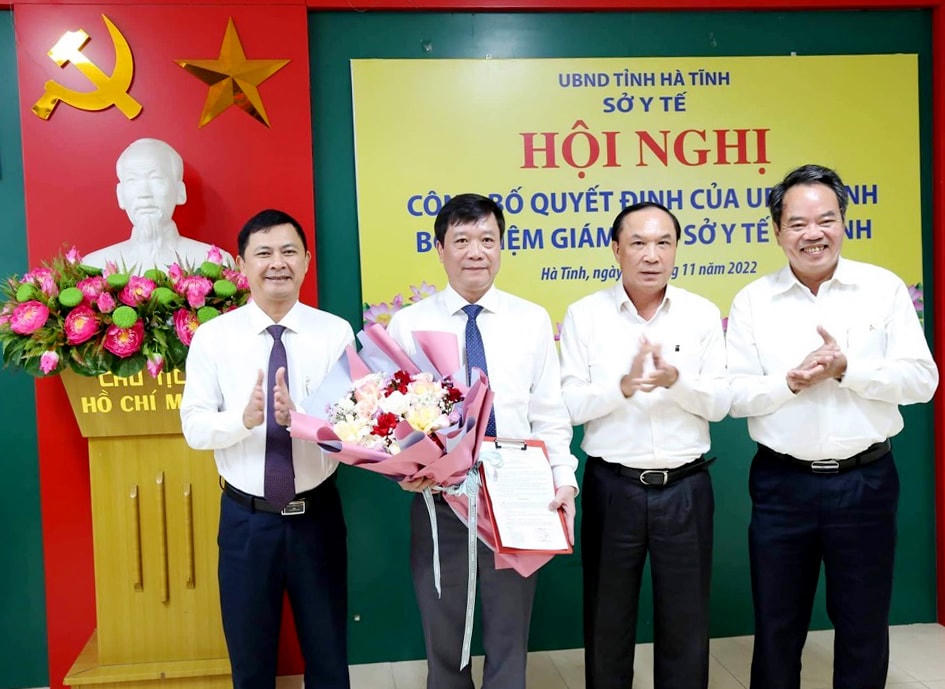 Ông Lê Ngọc Châu, Phó Chủ tịch UBND tỉnh Hà Tĩnh trao quyết định và tặng hoa chúc mừng tân Giám đốc Sở Y tế.