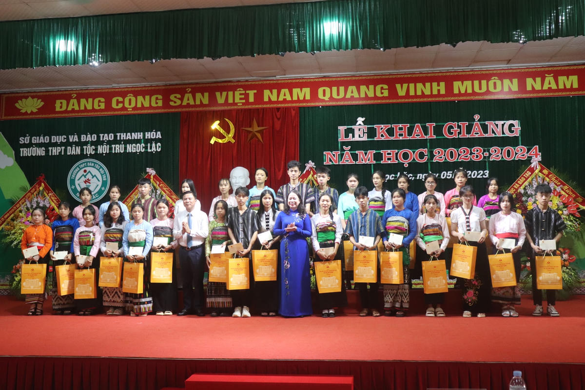 Phó Chủ tịch nước Võ Thị Ánh Xuân trao tặng nhà tình nghĩa cho các gia đình, các phần quà cho trẻ em khó khăn và 30 suất học bổng cho các em học sinh của huyện Ngọc Lặc.