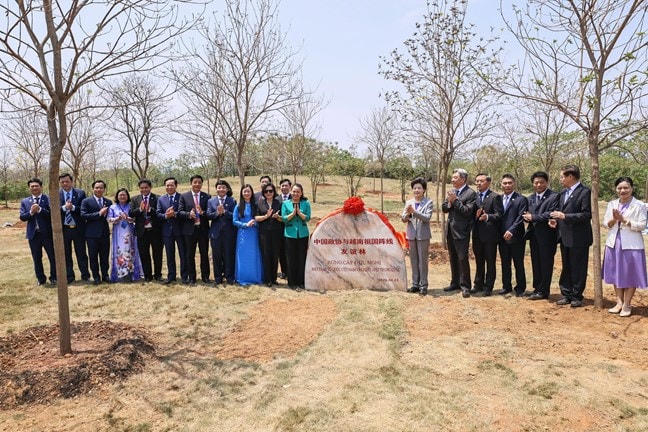  Trong khuôn khổ chương trình giao lưu hữu nghị lần thứ ba, đại biểu hai nước đã tham dự trồng cây Hữu nghị tại Khu Du lịch núi Thanh Tú, thành phố Nam Ninh, Quảng Tây.