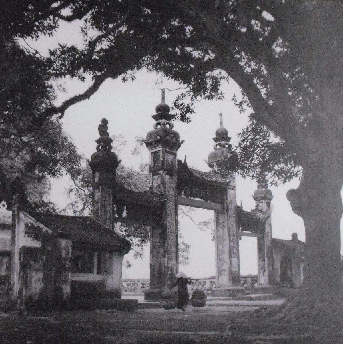 Cổng Chùa Láng hồi những năm 1950.  