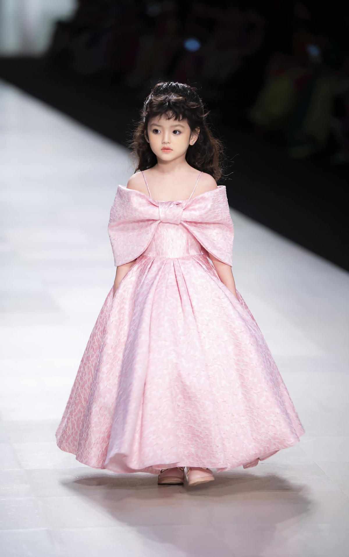 Dù còn nhỏ tuổi nhưng sao nhí bộc lộ tài năng trong nhiều lĩnh vực từ ca hát, làm người mẫu, đi catwalk và đặc biệt là đóng phim.