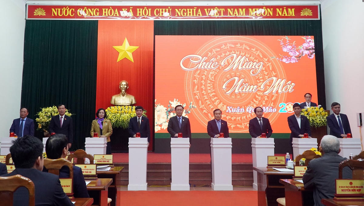 Chủ tịch Quốc hội Vương Đình Huệ và đại diện lãnh đạo Trung ương và địa phương bấm nút khởi công trực tuyến 3 công trình trọng điểm tại tỉnh Quảng Bình.