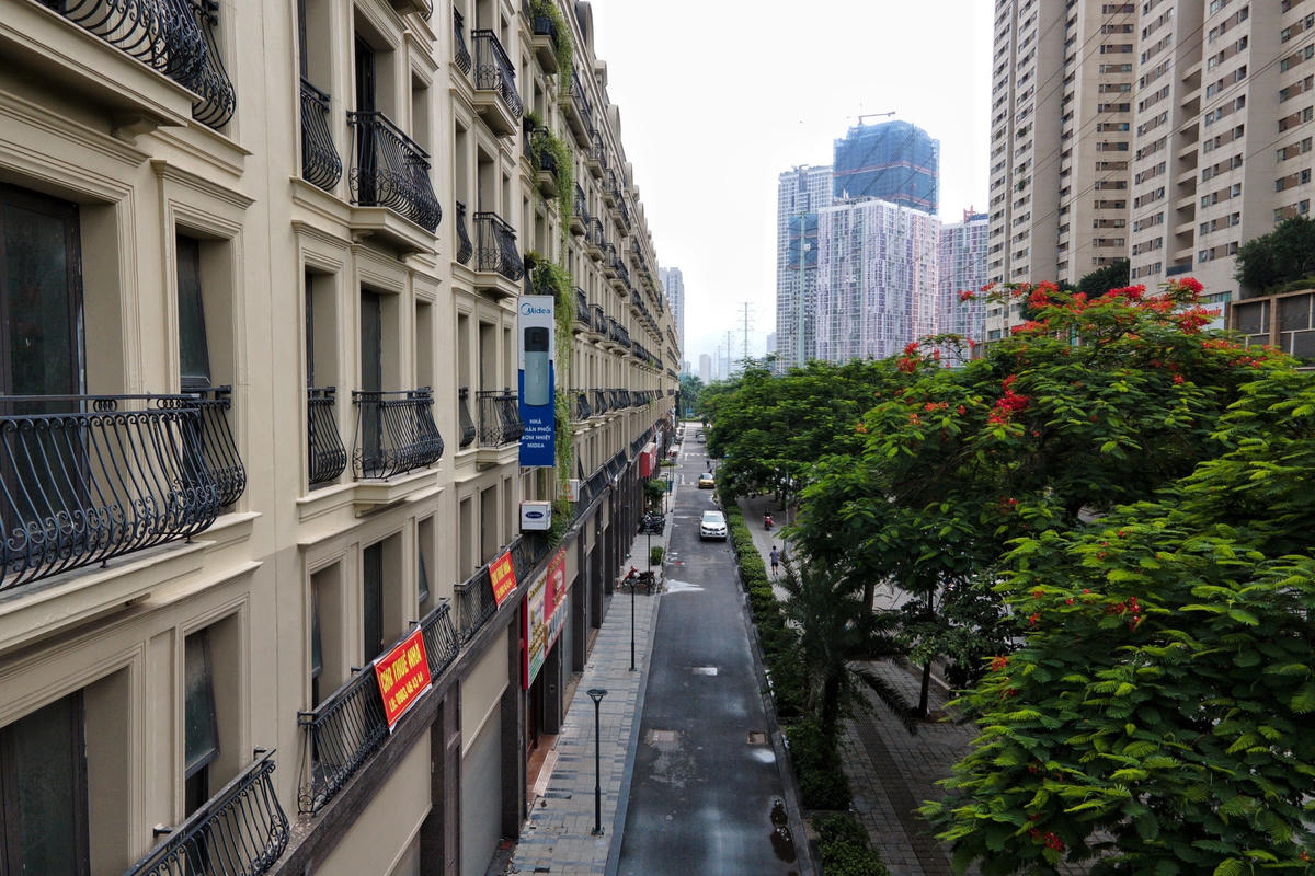 Hàng loạt shophouse trong dự án The Tera An Hưng mặt đường Nguyễn Thanh Bình (Hà Đông, Hà Nội) hiện vẫn đang ế khách dù có vị trí khá đẹp. Nhiều căn shophouse đã  gắn biển cho thuê một thời gian dài nhưng vẫn trong tình trạng bỏ không.