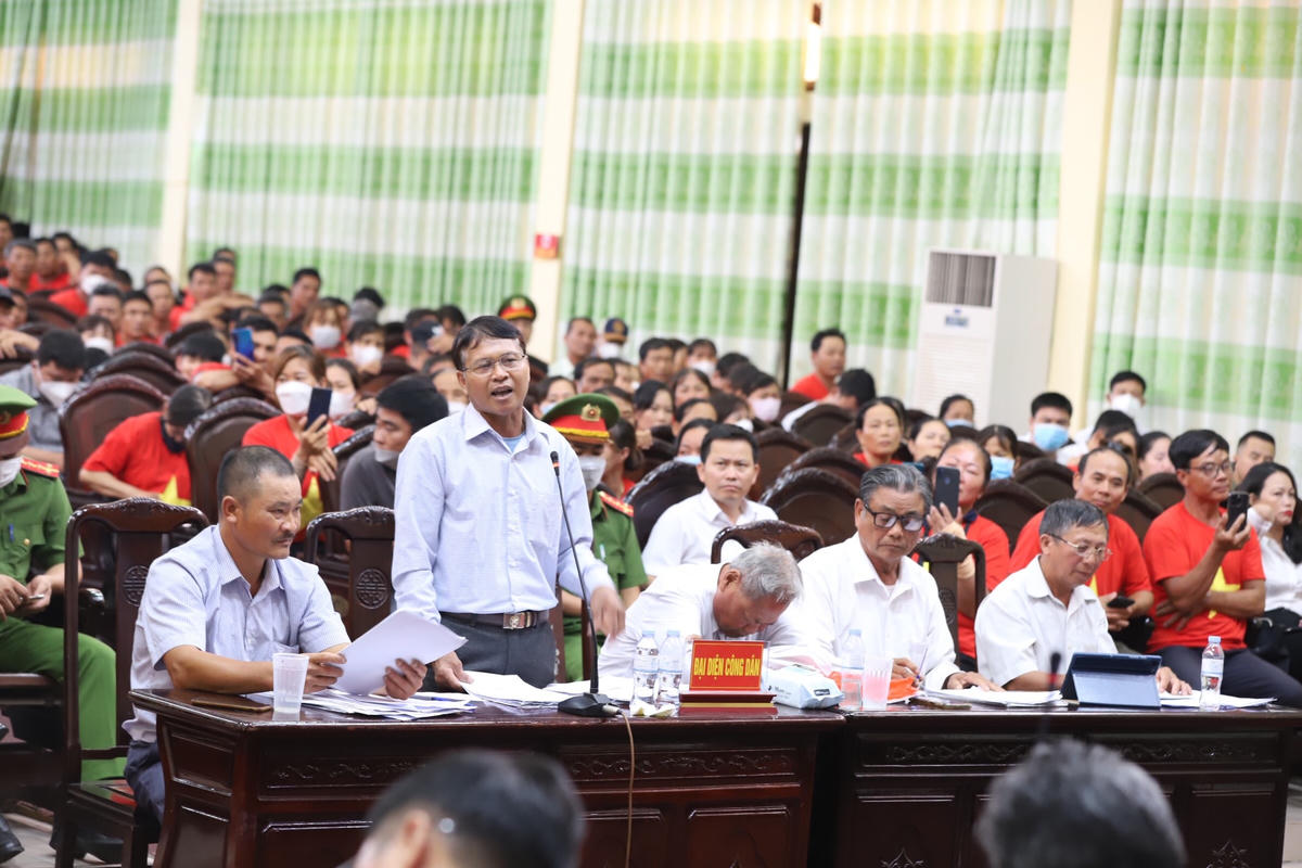 Đại diện người dân đối thoại với lãnh đạo UBND và các sở ngành của tỉnh Nam Định.