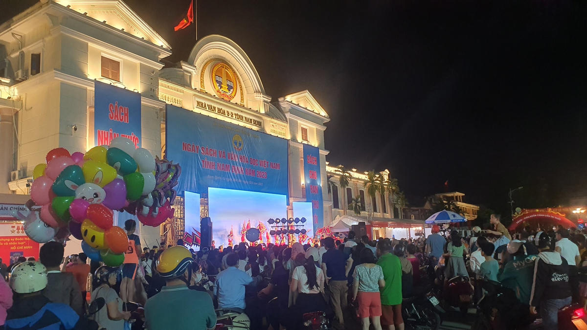 Thời tiết “ủng hộ”, không gian mở, rộng rãi nên trong buổi tối sự kiện khai mạc, rất đông người dân Thành Nam tới tham dự.