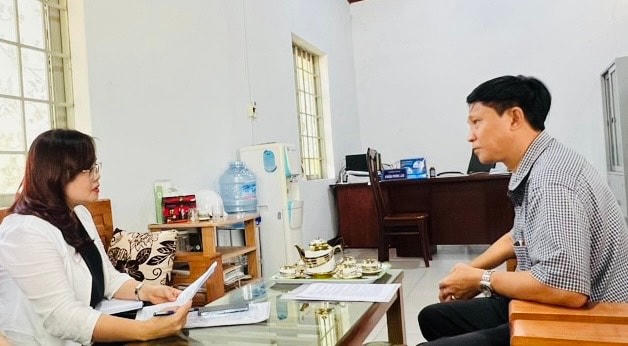 Phóng viên Báo đại Đoàn Kết làm việc với ông Khăm Phon Lào, Trưởng phòng Nông nghiệp & Phát triển Nông thôn huyện Buôn Đôn.