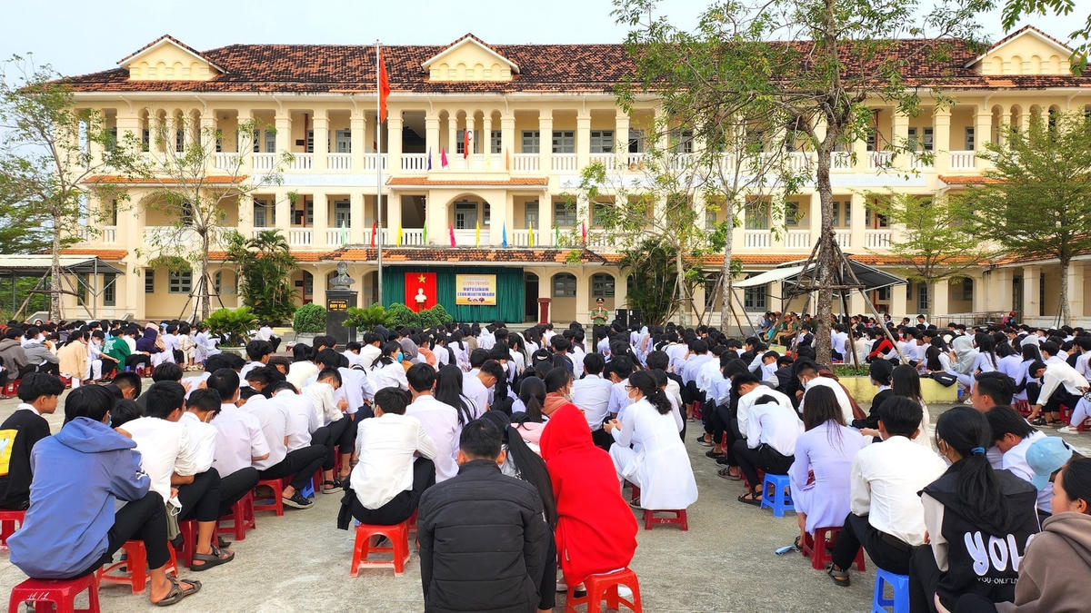 Tuyên truyền pháp luật ở Trường THPT Duy Tân.