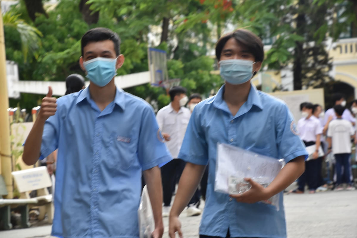 Ngày mai (8/7), thí sinh sẽ hoàn thành Kỳ thi tốt nghiệp với các môn còn lại lần lượt là Khoa học tự nhiên (Vật lý, Hóa học, Sinh học) hoặc Khoa học xã hội (Lịch sử, Địa lý, Giáo dục công dân) vào buổi sáng và Ngoại ngữ vào buổi chiều.
