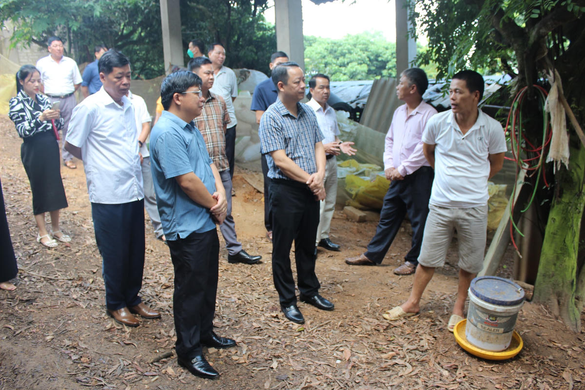 Đoàn thăm mô hình trang trại nuôi gà, dê của hộ gia đình anh Nguyễn Văn Việt, thôn Trại Nhất, xã Hồng Kỳ (Yên Thế, Bắc Giang).