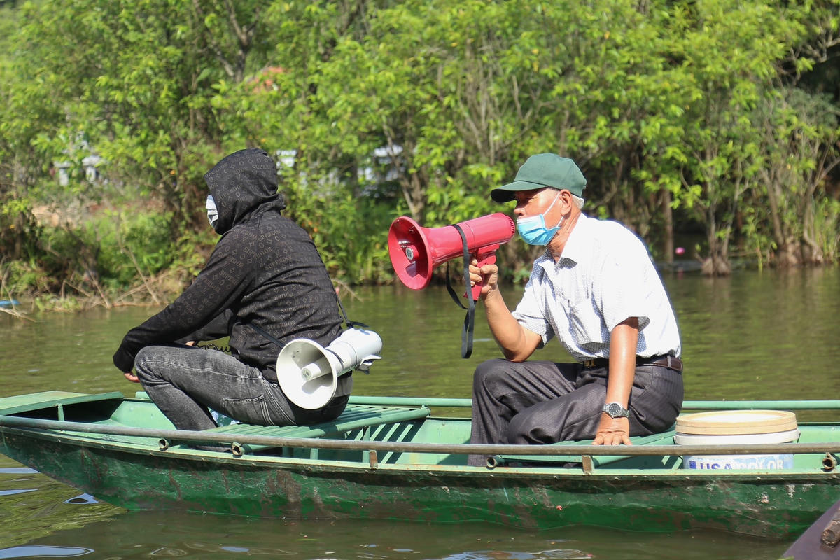 Để đảm bảo an toàn các bảo vệ dùng loa để yêu cầu các lái đò, du khách tuân thủ các quy định khi tham quan.