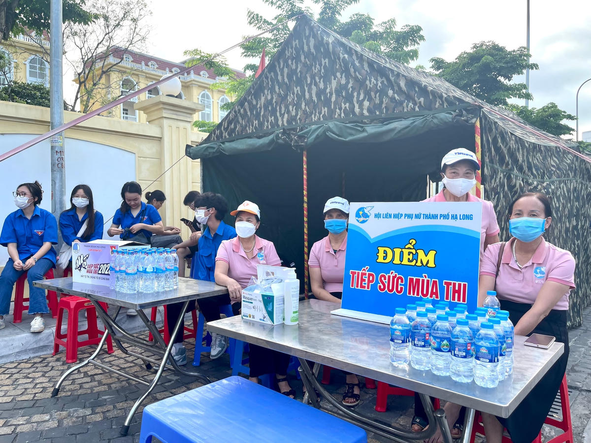 Lực lượng thanh niên tình nguyện túc trực tại các điểm thi, sẵn sàng hỗ trợ, tiếp sức các sĩ tử.