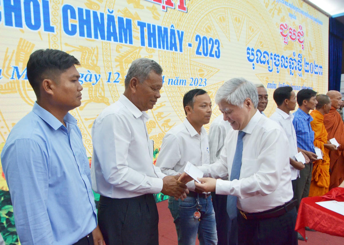 Chủ tịch Đỗ Văn Chiến tặng quà cho người có uy tín trong đồng bào dân tộc Khmer.