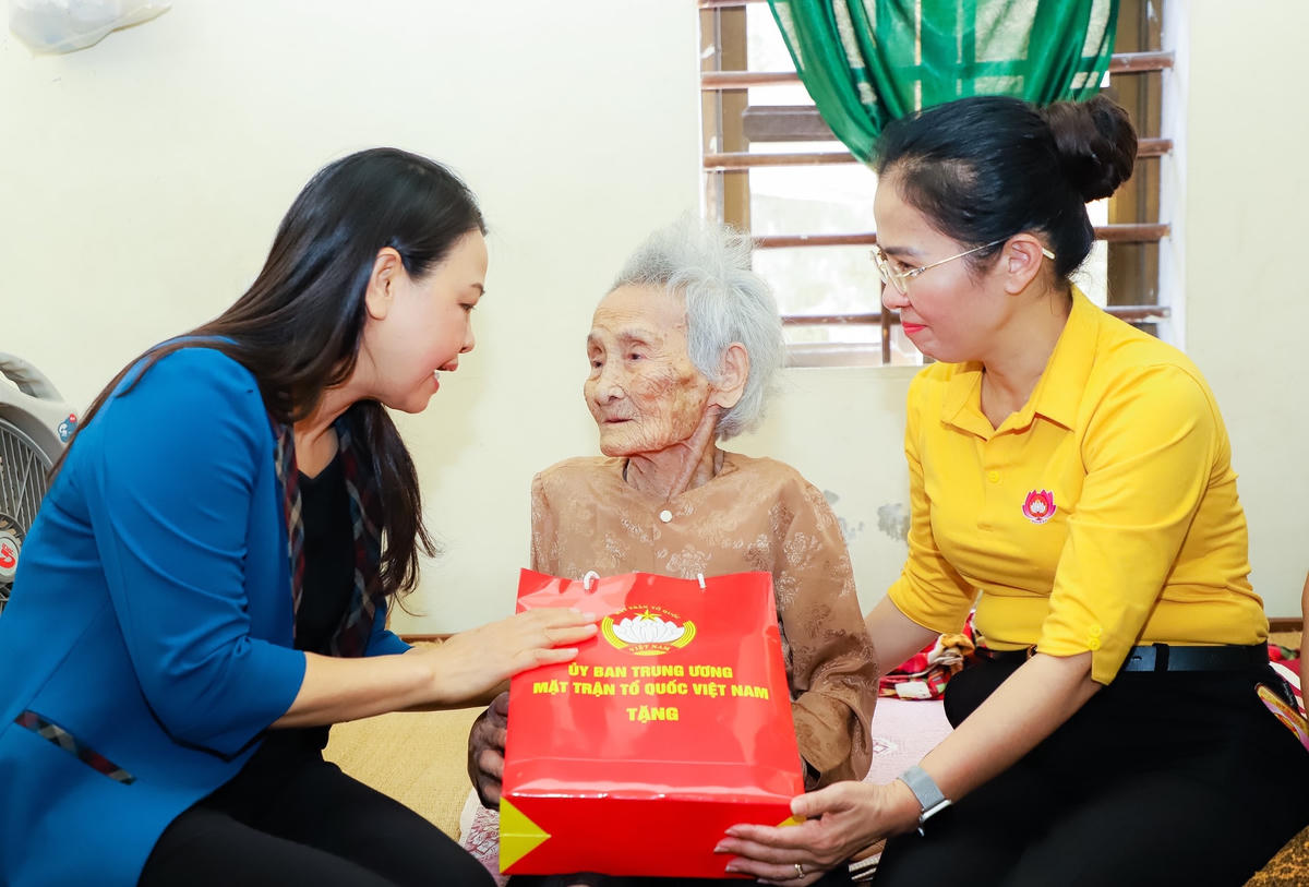 Phó Chủ tịch - Tổng thư ký Nguyễn Thị Thu Hà thăm, tặng quà cho Mẹ Việt Nam Anh hùng Lê Thị Sáu tại phường Bên Thuỷ, TP Vinh. Mẹ Sáu có 2 con trai hi sinh trong cuộc kháng chiến chống Mỹ cứu nước.