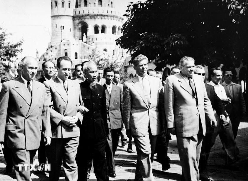 Chủ tịch Hồ Chí Minh đến thăm Pháo đài