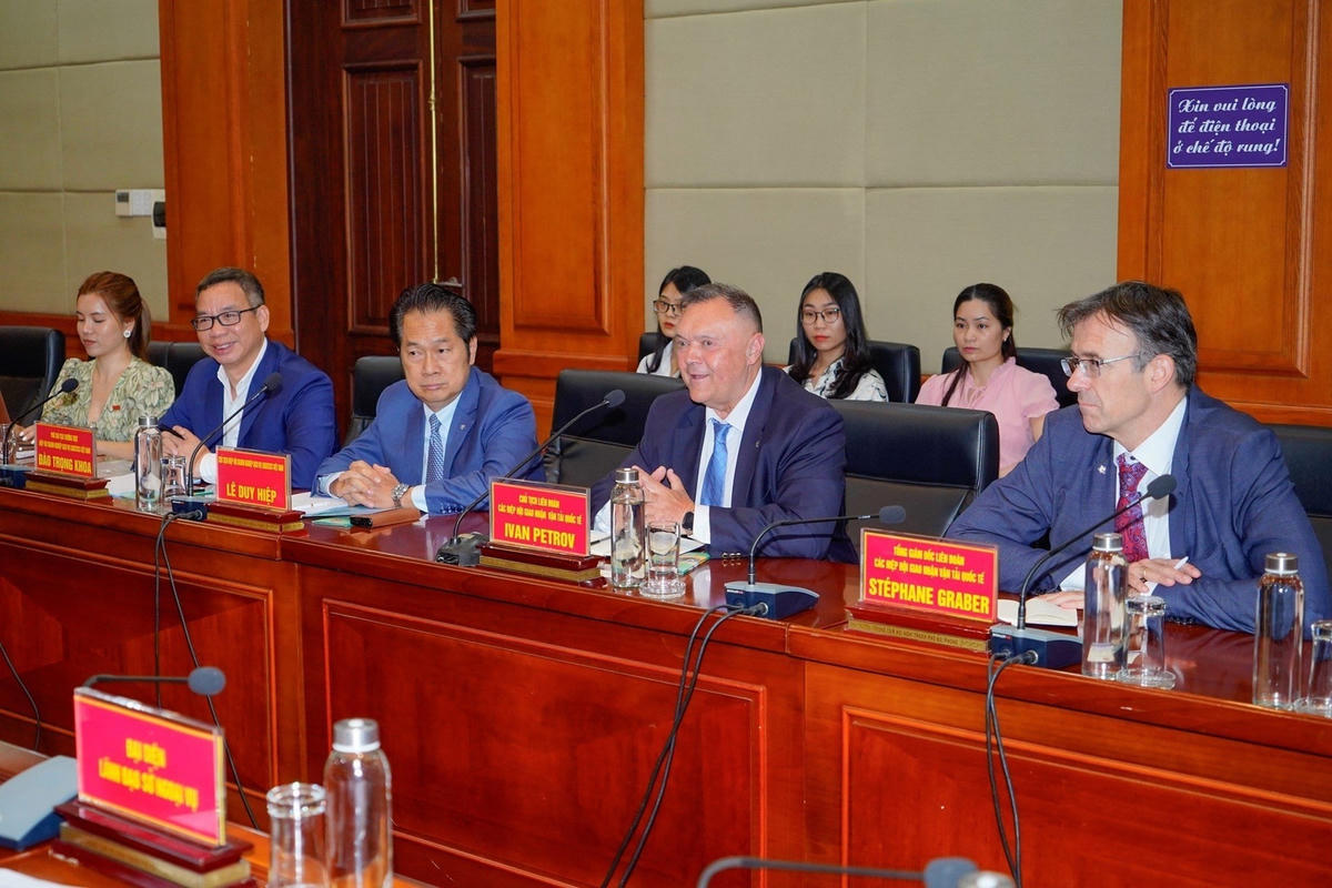 Lãnh đạo FIATA trao đổi thông tin tại cuộc làm việc.