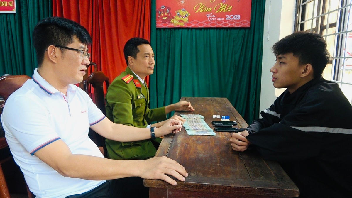 Đối tượng Nguyễn Nhật Tân (bìa phải) tại cơ quan Công an.