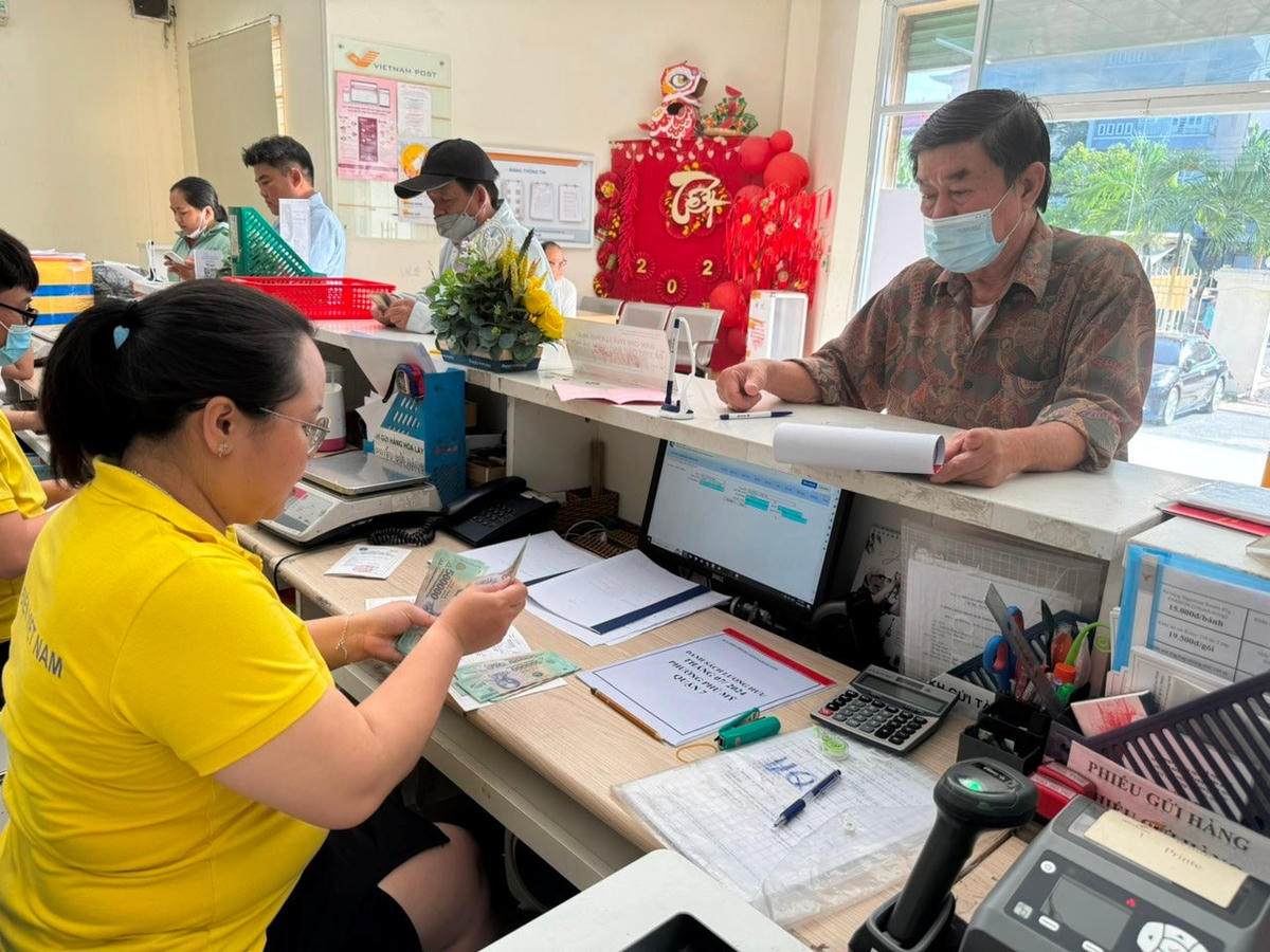 Ngay trong ngày 2/7, BHXH TP. Hồ Chí Minh sẽ hoàn thành chi trả lương hưu, trợ cấp xã hội qua tài khoản