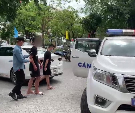 Các đối tượng Hiếu và Giang tại thời điểm bị Công an bắt giữ. Ảnh: Công Quang.