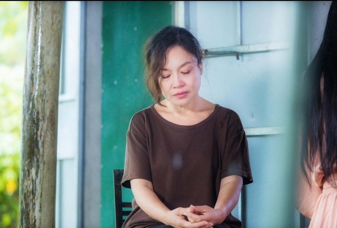 NSƯT Tú Oanh tỏa sáng nhờ diễn xuất "đa màu sắc".