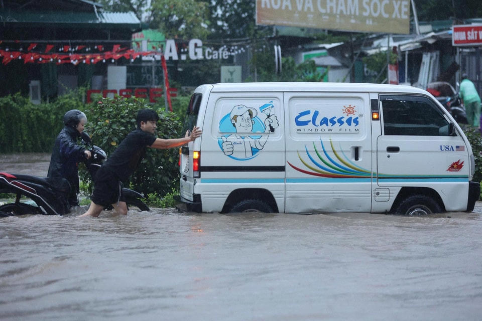 Tới gần 8 giờ sáng, những cơn mưa lớn vẫn tiếp diễn. (Ảnh: Hoài Nam/Vietnam+)