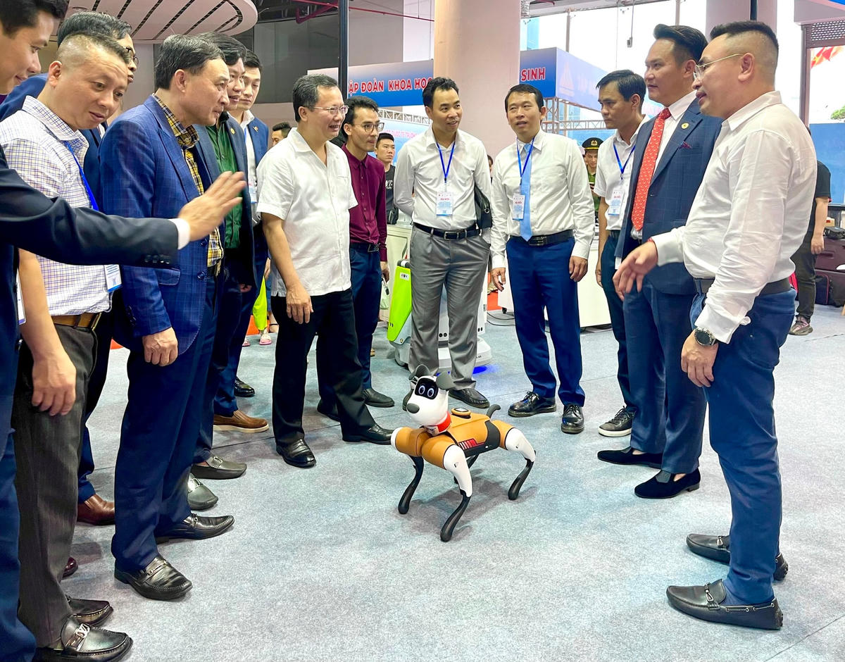 Chủ tịch UBND tỉnh Quảng Ninh Cao Tường Huy Triển lãm có sự tham gia của nhiều doanh nghiệp công nghệ