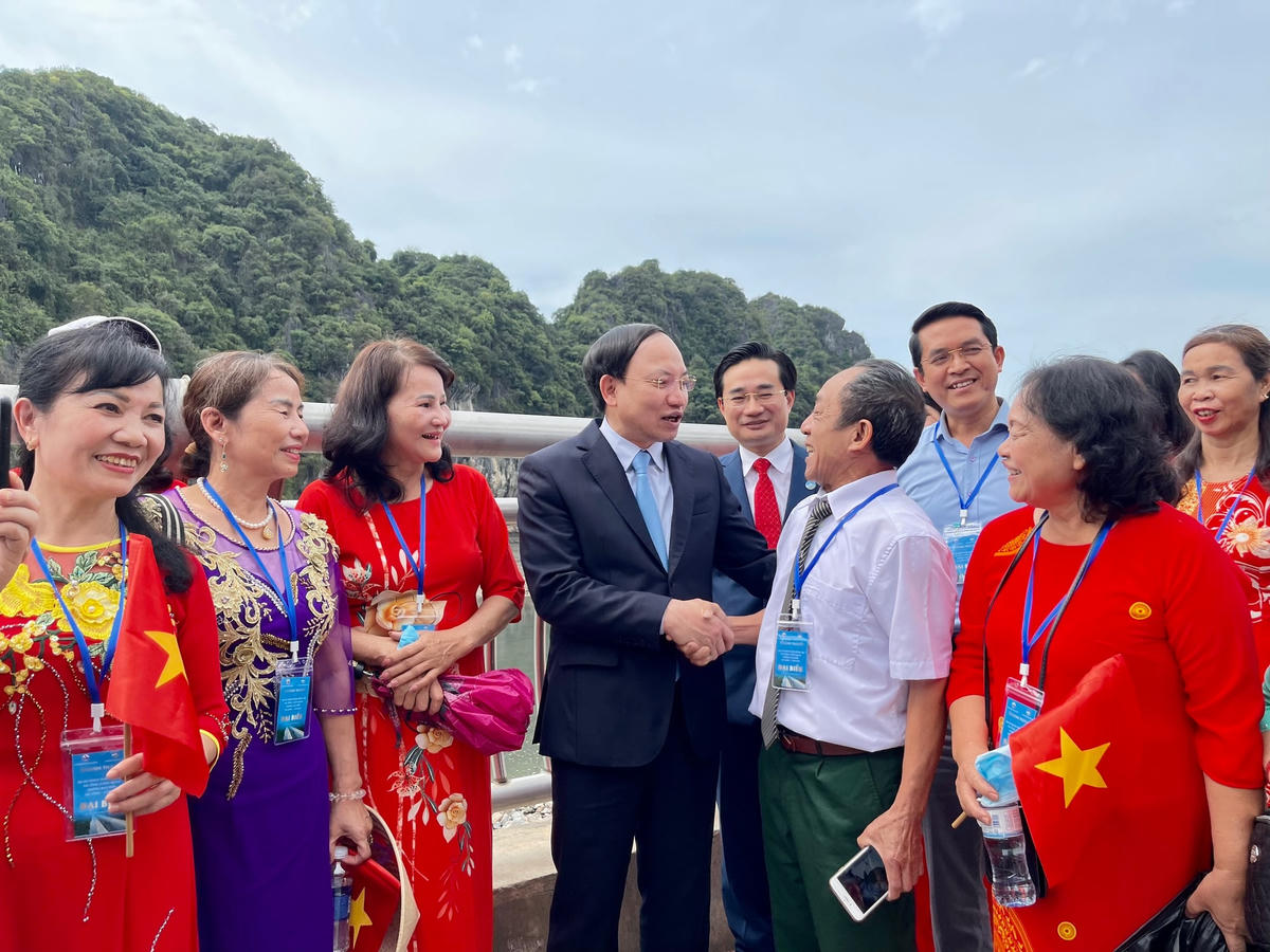 Nhiều người dân chia sẻ cảm xúc tự hào về đường bao biển Hạ Long - Cẩm Phả với Bí thư Tỉnh ủy Quảng Ninh Nguyễn Xuân Ký.