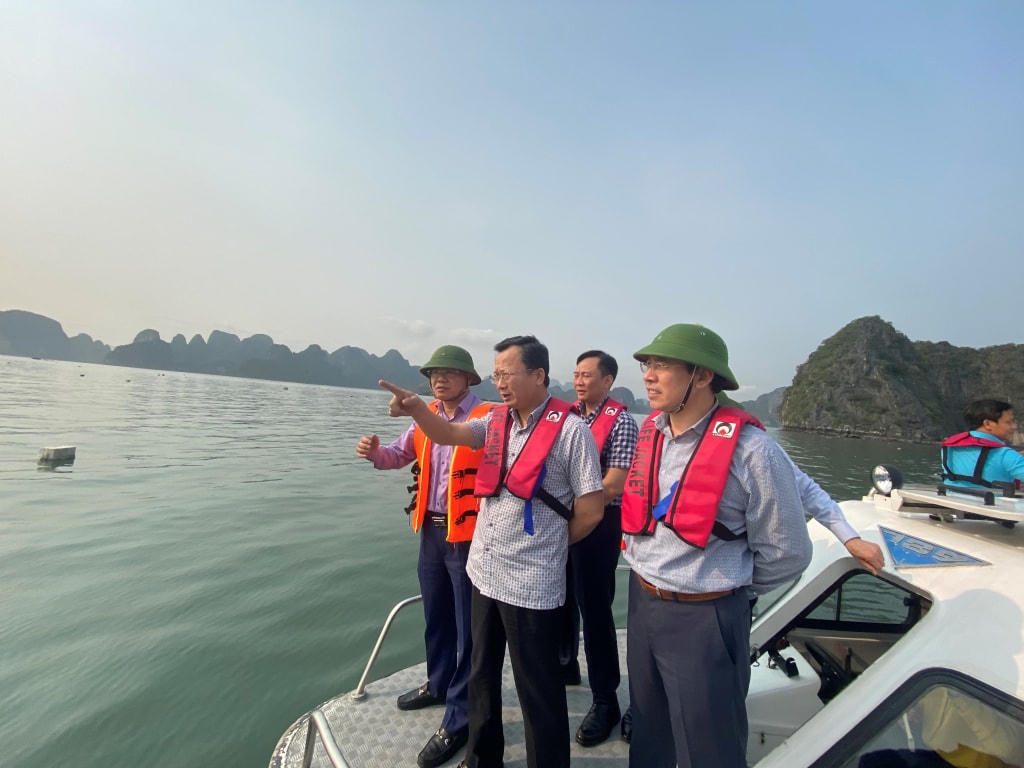 Quyền Chủ tịch UBND tỉnh Quảng Ninh Cao Tường Huy yêu cầu thu gom xong toàn bộ phao xốp trôi nổi trên Vịnh Hạ Long trước ngày 28/4.