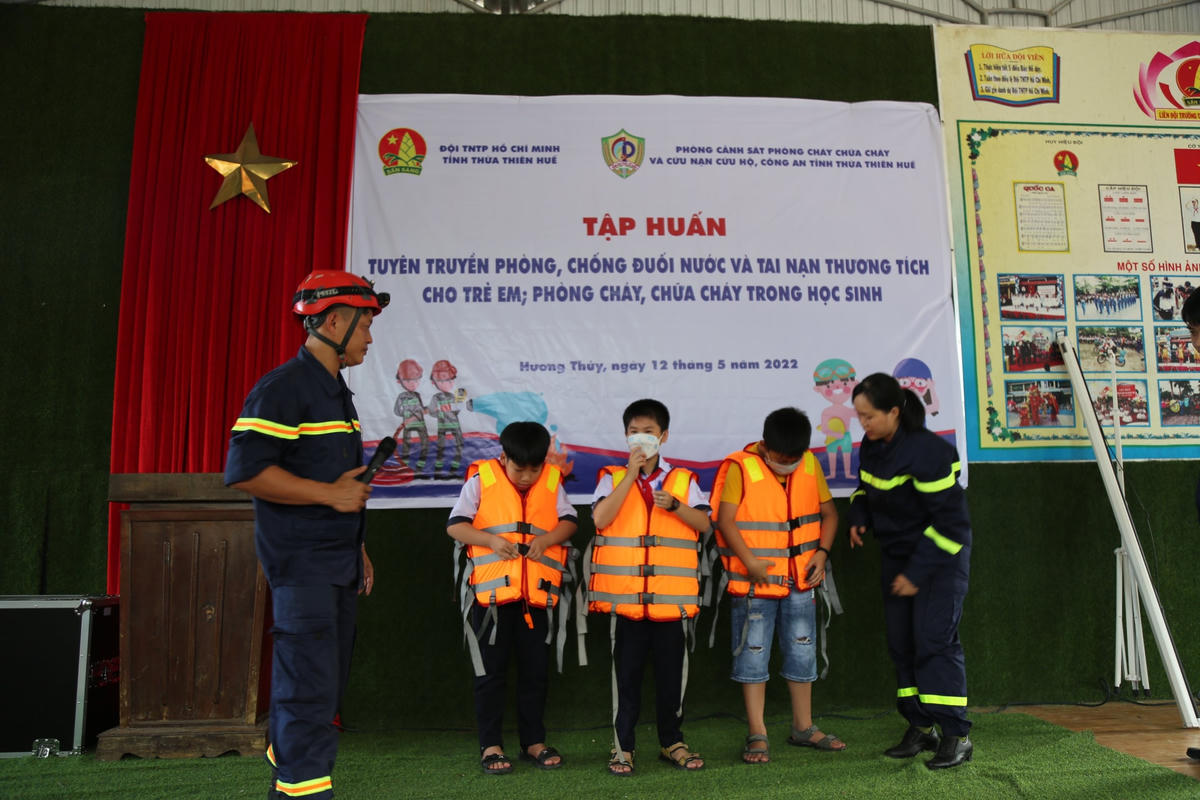 Tỉnh Thừa Thiên-Huế tăng cường hướng dẫn kỹ năng phòng, tránh đuối nước cho học sinh.