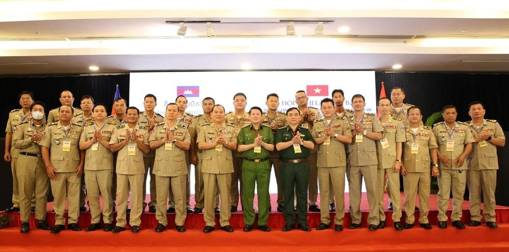Đại biểu Bộ Công an, Bộ Quốc phòng Việt Nam và Bộ Nội vụ Vương quốc Campuchia tại Hội nghị. (Ảnh: T.Lữ).