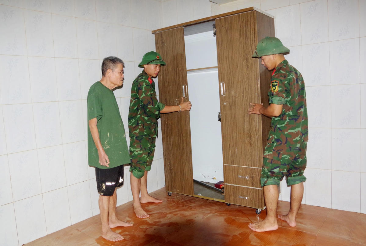 Đặc biệt các cán bộ, chiến sĩ đã trực tiếp giúp đỡ các gia đình bị ngập nặng, gia đình chính sách, neo đơn...