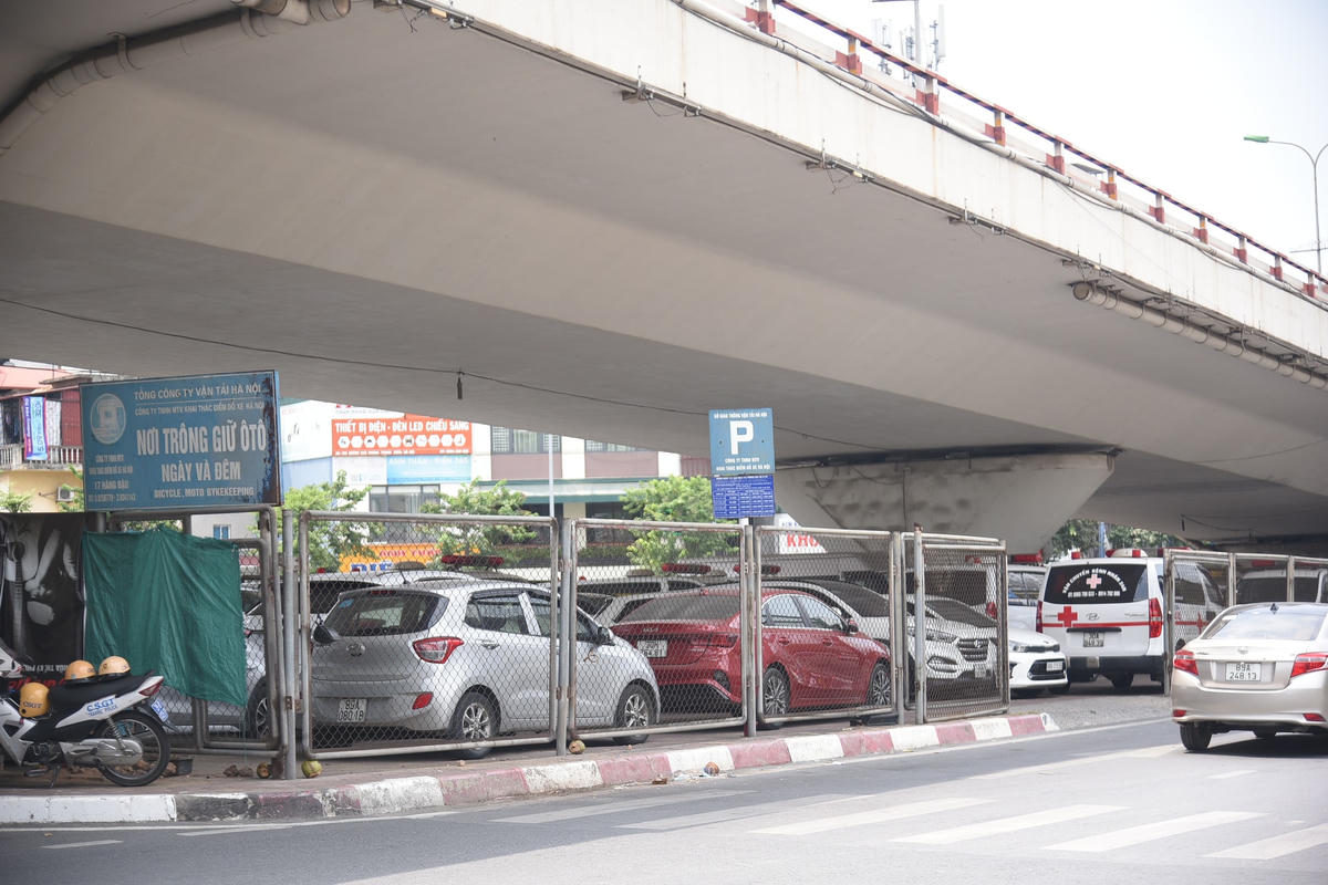 Tại gầm cầu vượt Ngã Tư Vọng, vào giờ cao điểm hàng ngày, các phương tiện ra vào tấp nập. Một nhân viên cho biết, mỗi ngày có từ 700 - 800 xe máy, ô tô vào gửi, chủ yếu của bệnh nhân, người nhà bệnh nhân các bệnh viện quanh đó gửi trong ngày.