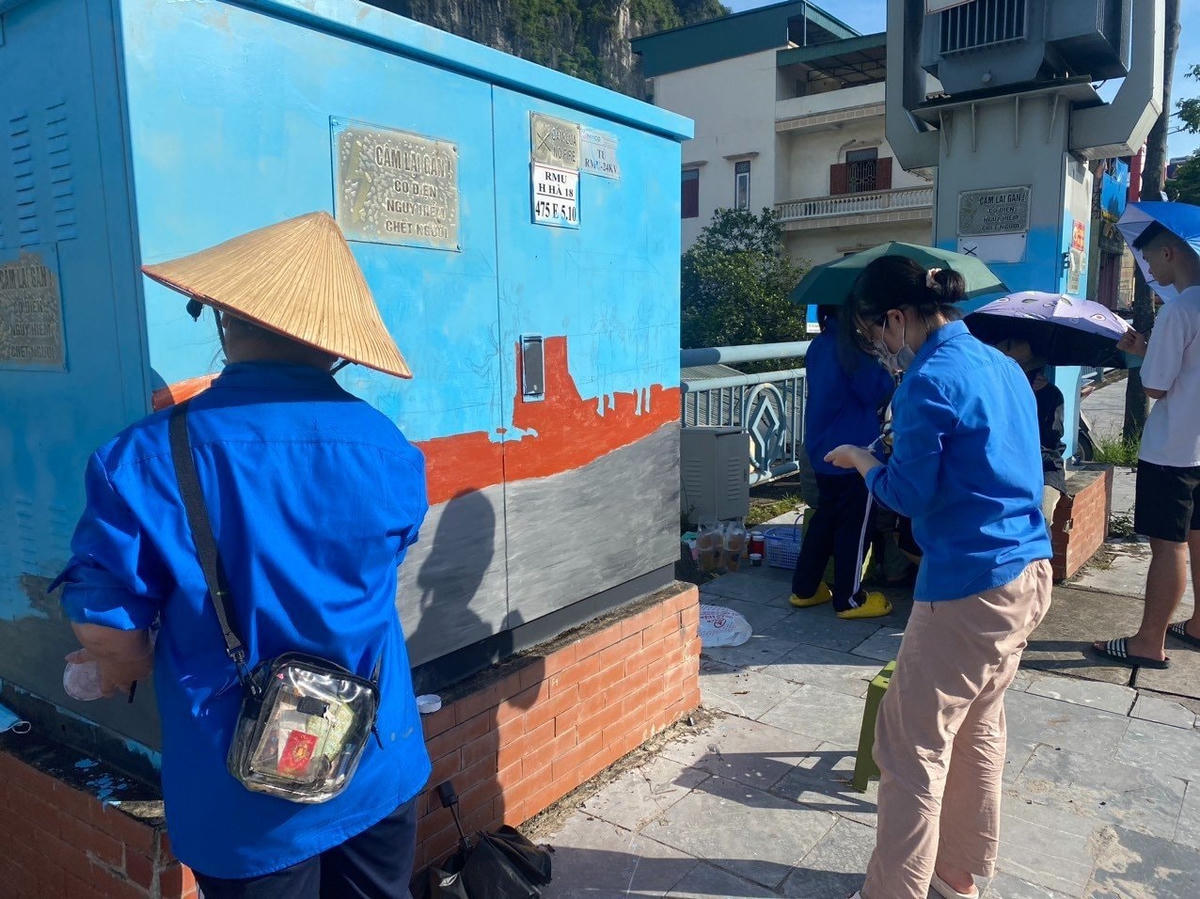 Các bốt điện đã được làm sạch, bóc hết các tờ rơi quảng cáo trước khi được các bạn đoàn viên, thanh niên trang trí bằng những hình ảnh sinh động, bắt mắt.