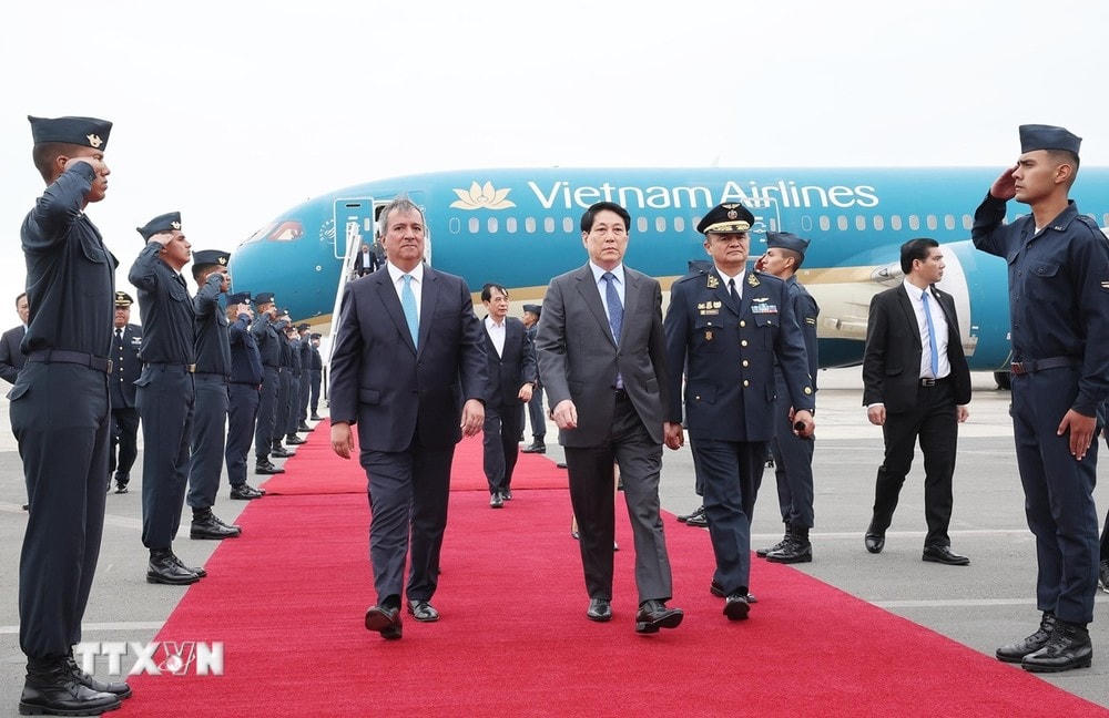 Lễ đón Chủ tịch nước Lương Cường tại Sân bay Quốc tế Jorge Chávez ở thủ đô Lima, Peru. (Ảnh: Lâm Khánh/TTXVN) ttxvn_chu_tich_nuoc_2.jpg