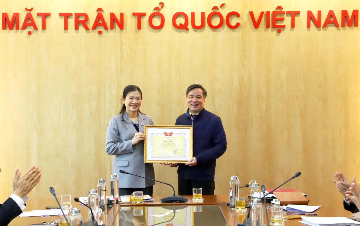 Phó Chủ tịch Trương Thị Ngọc Ánh tặng Bằng khen cho TS Nguyễn Văn Hùng ghi nhận đóng góp xuất sắc trong công tác Mặt trận năm 2022.