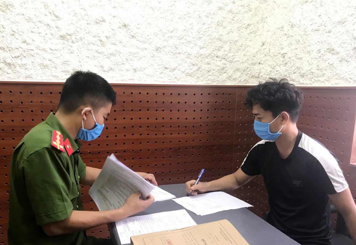 Đối tượng Nguyễn Ánh Dương tại cơ quan công an. 