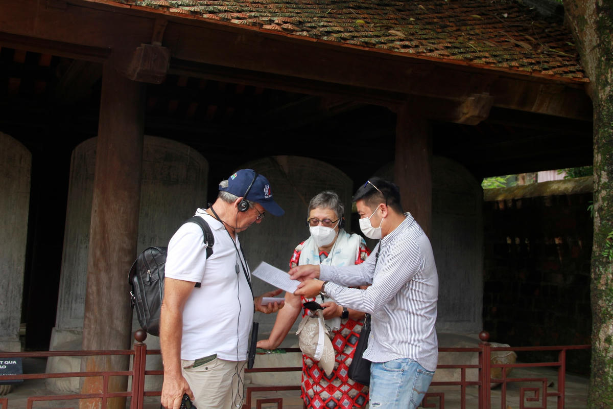 Du khách tham quan Văn Miếu - Quốc Tử Giám.