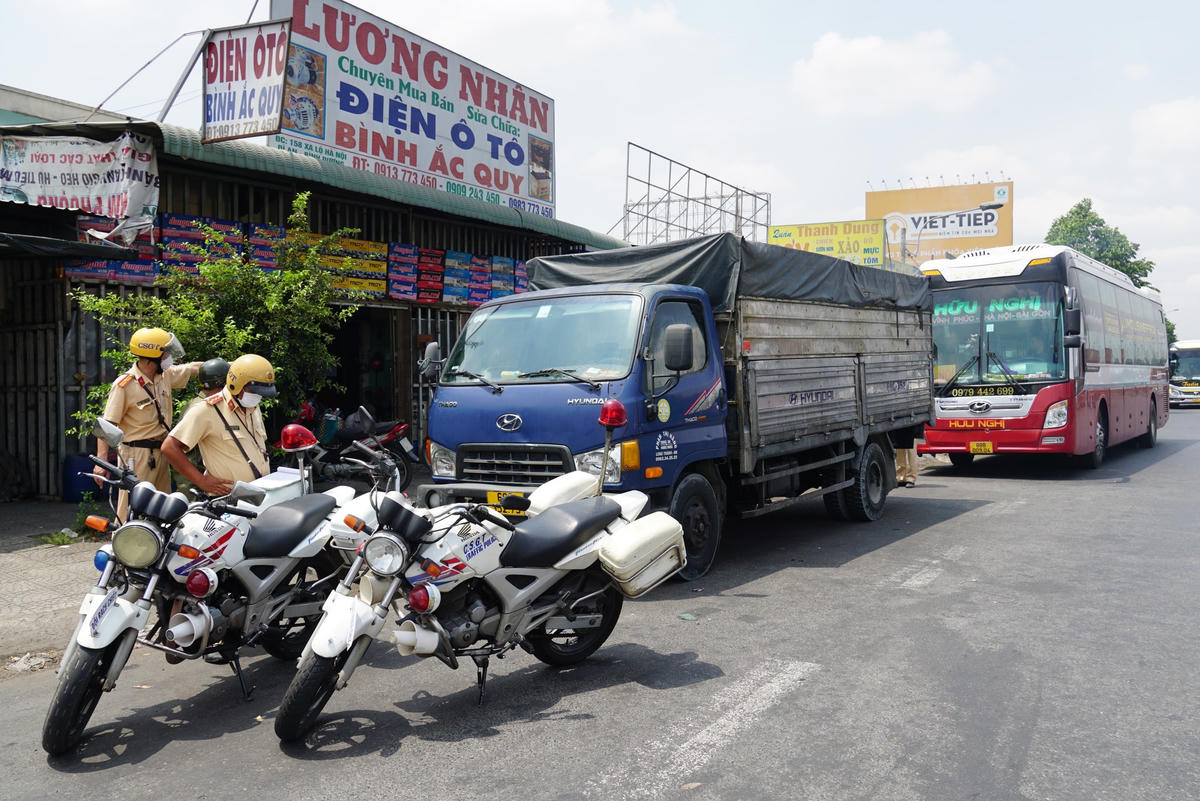 Đội CSGT Rạch Chiếc tiến hành kiểm tra các xe dừng, đỗ tại nơi có biển cấm. Ảnh: Mạnh Thìn.