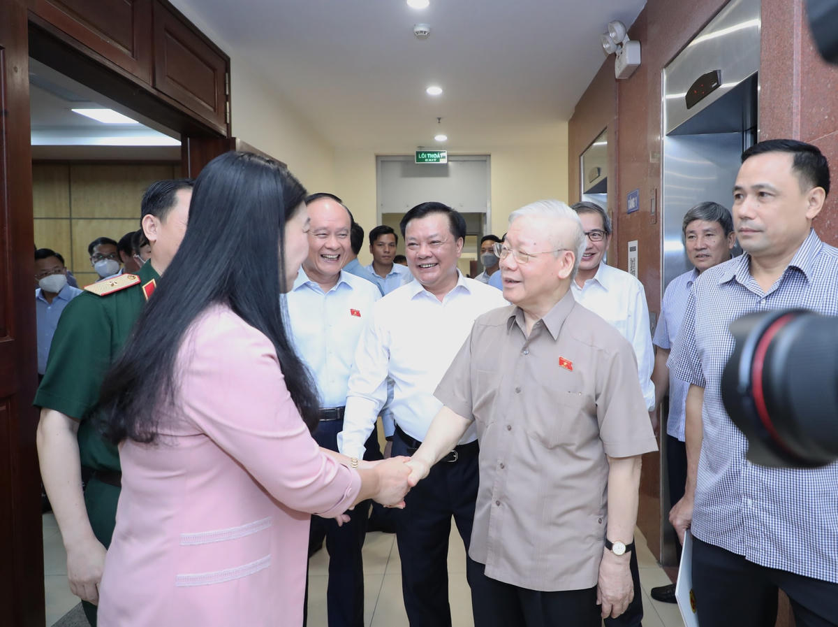 Tổng Bí thư Nguyễn Phú Trọng cùng Bí thư Thành uỷ Hà Nội đến dự buổi tiếp xúc cử tri. Ảnh: Quang Vinh.