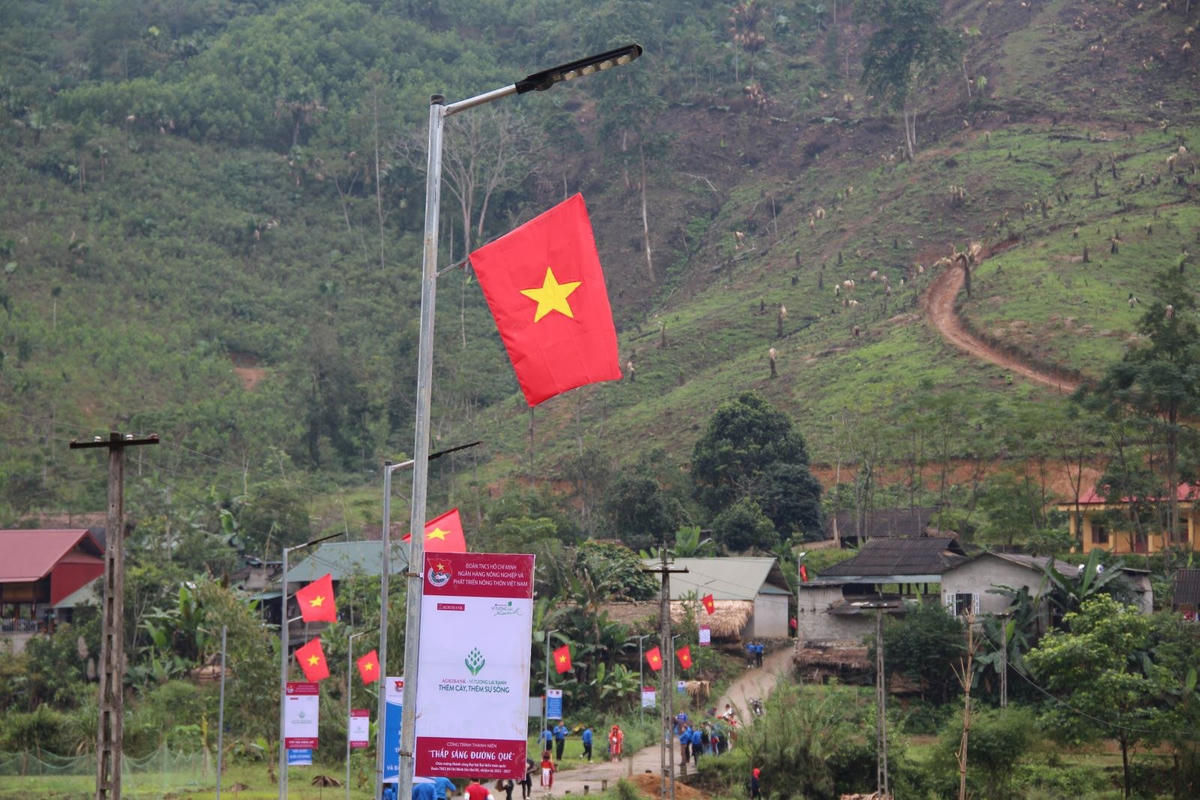 Những công trình đèn điện mang lại ánh sáng và diện mạo mới cho làng quê.