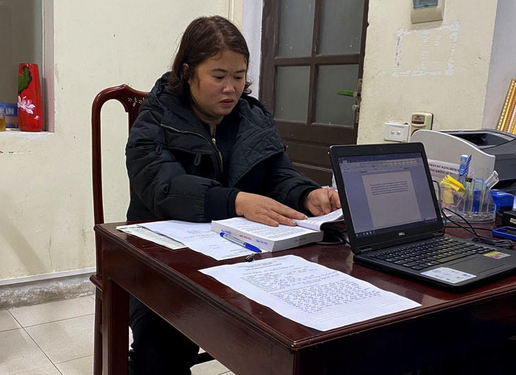 Đối tượng Trương Thị Thuý Vân bị bắt quả tang khi đang tàng trữ ma tuý tại nhà riêng.