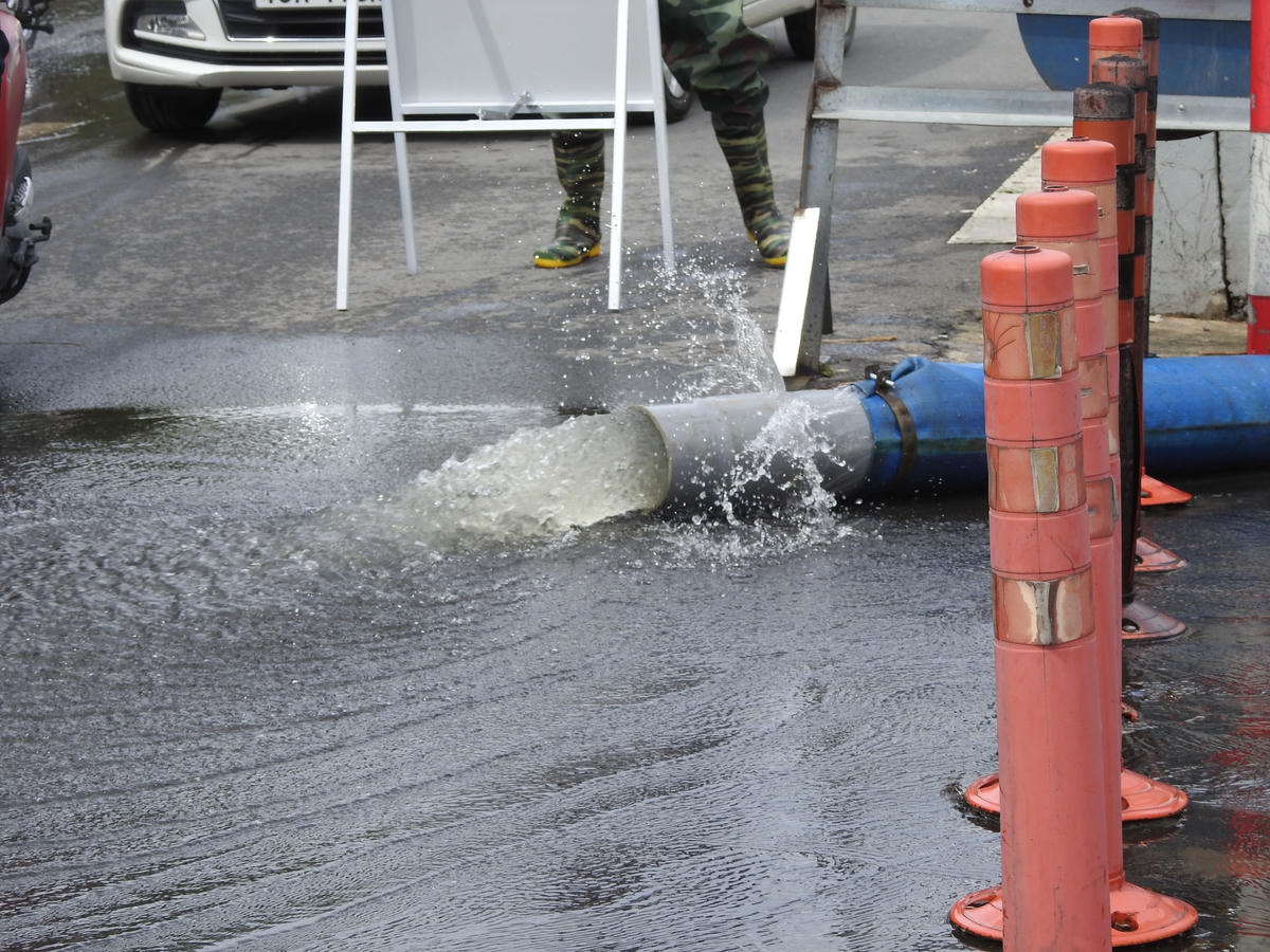 Hầm chui Điện Biên Phủ - Nguyễn Tri Phương Đà Nẵng, bị biến thành sông và được giải cứu bằng máy bơm trong ngày 15/10. Ảnh: Thanh Tùng.