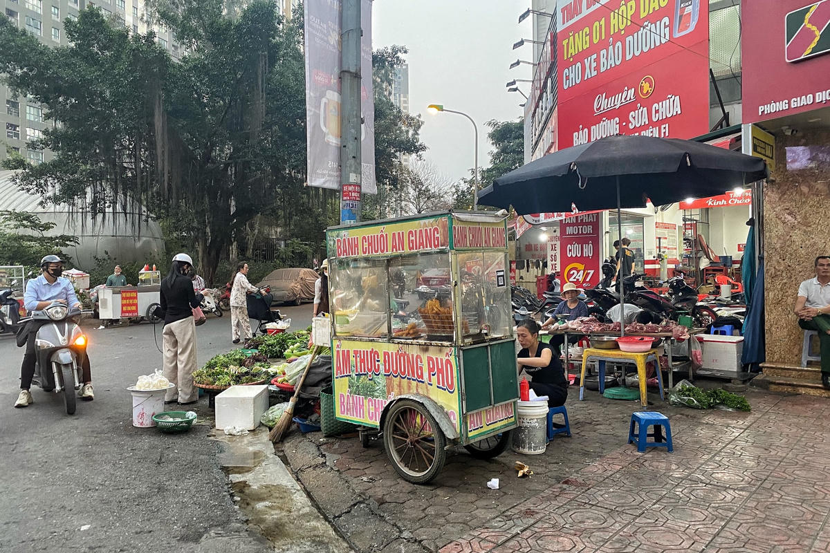 Tuy nhiên, dù ghi nhận hàng giờ đồng hồ, PV Báo Đại Đoàn Kết cũng không thấy bóng dáng lực lượng chức năng có mặt để nhắc nhở hay xử lý vi phạm.