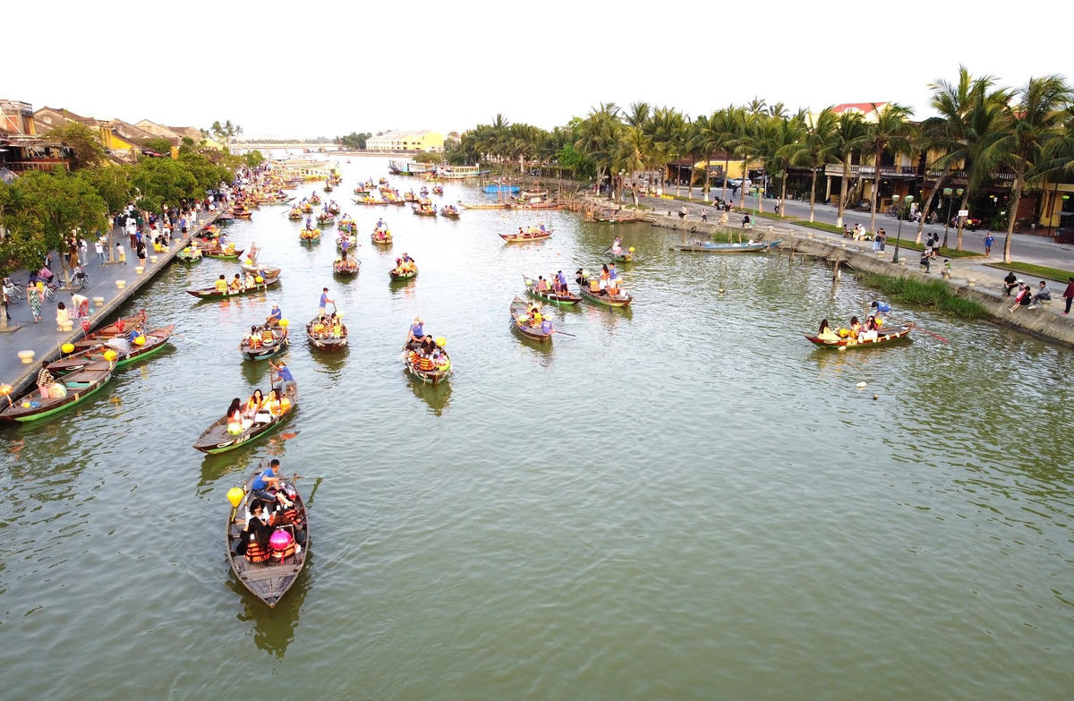 Hội An thu hút đông du khách. Ảnh: Tấn Thành.