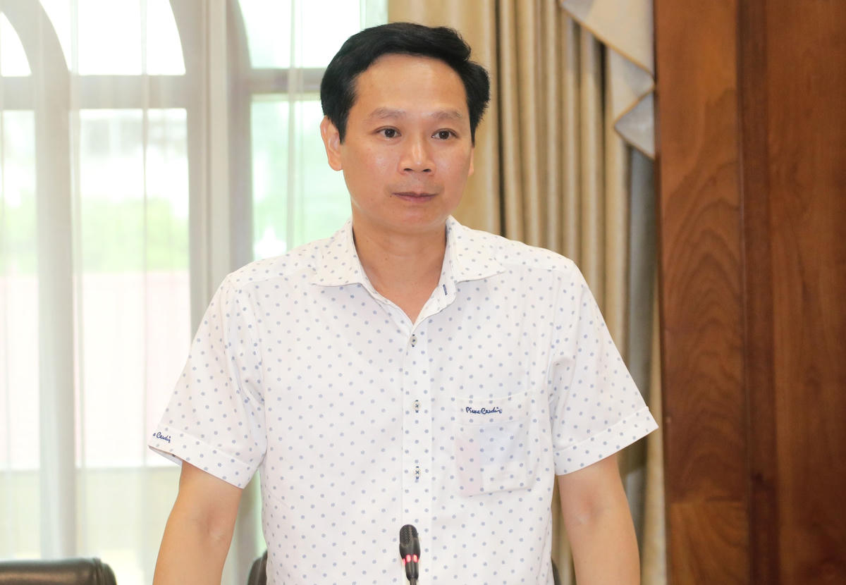 Ông Nguyễn Anh Đức trình bày báo cáo kết quả nghiên cứu Đề tài.