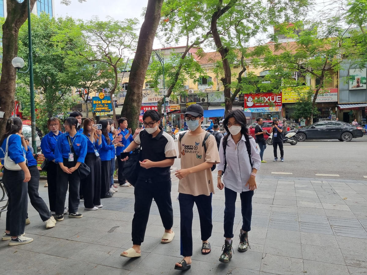 Thí sinh tới làm thủ tục dự thi tại Trường THPT Việt Đức 