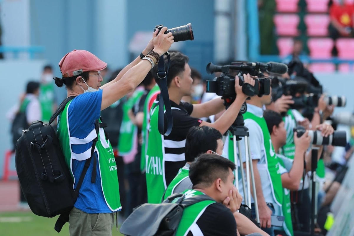 Phóng viên tác nghiệp. Ảnh: Quang Vinh.