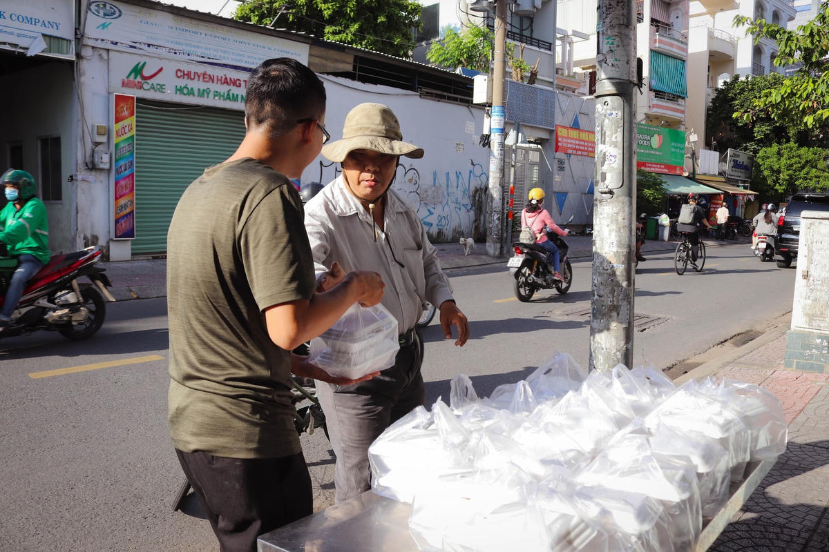 Tiệm cơm chay 0 đồng giữa TP Hồ Chí Minh của hai ông bà ngoài 70 tuổi